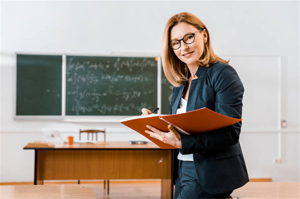 放学回家看到妈妈满头大吗_放学会回家小明看到妈妈